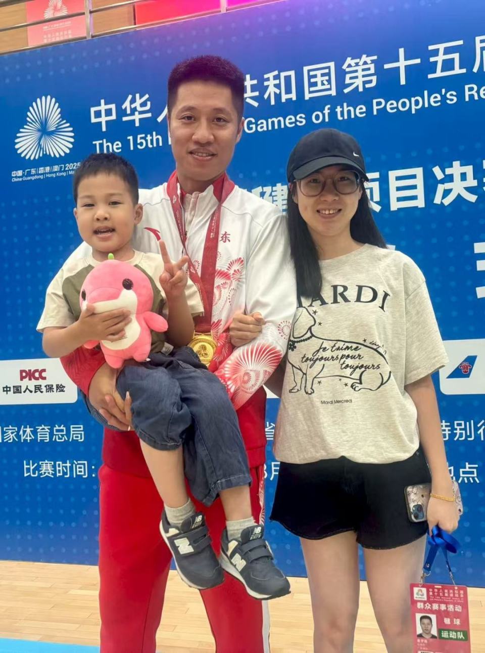 一起踢毽球